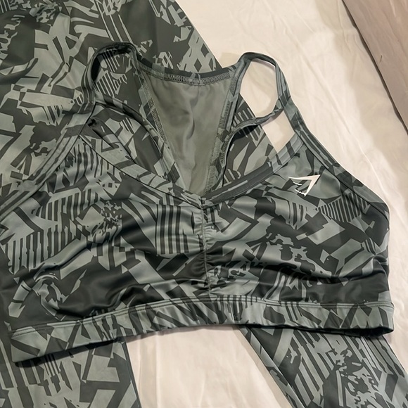 BN Gym Shark Set in sage green geometric print - Picture 9 of 11